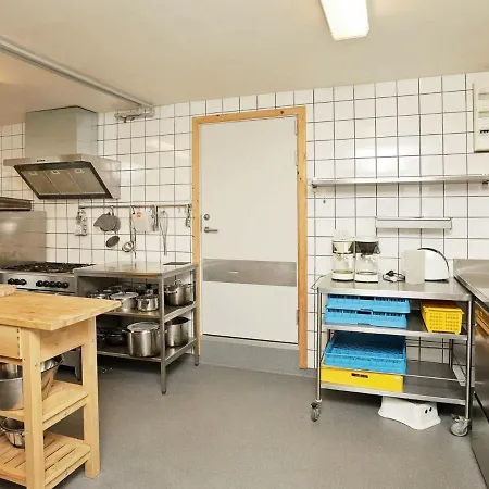 24 Person In L Kken Gronhoj (Nordjylland)