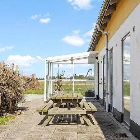 24 Person In L Kken Gronhoj (Nordjylland)