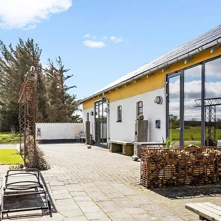24 Person In L Kken Gronhoj (Nordjylland)